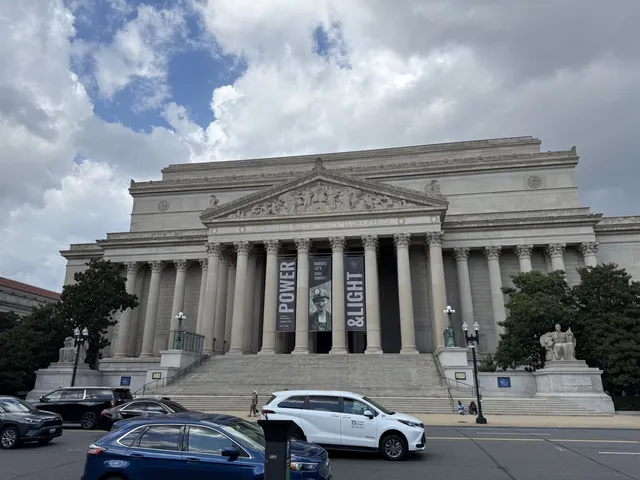 picture of the national archives museum washington dc