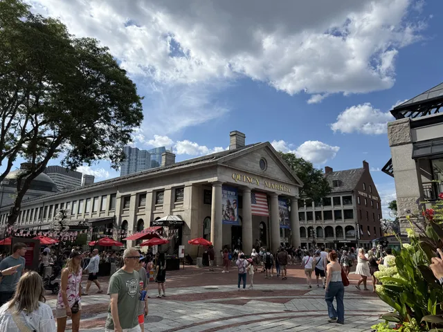 picture of quincy market in boston
